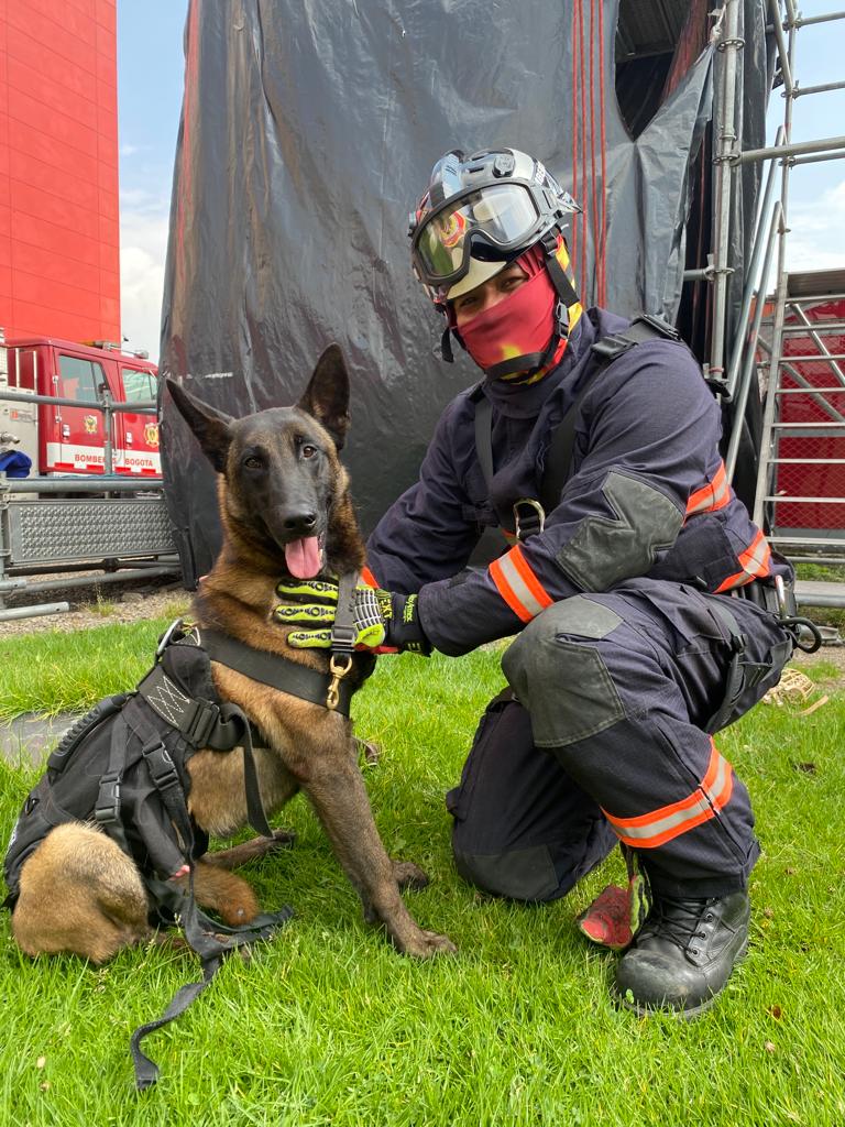 Los Bomberos están llenos de cracks Salvar vidas es una labor que diariamente realizan los Bomberos de Bogotá. Sin embargo, lo que pocos conocen de estos héroes es que no solo nacieron con el don del servicio, también con el talento para jugar fútbol, tanto así que llevan tres años destacándose en torneos locales.&nbsp;