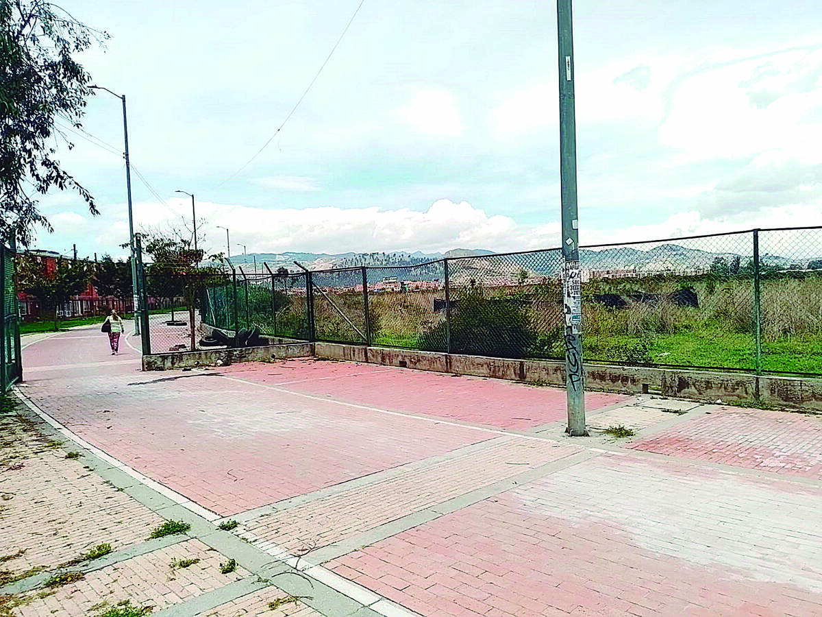 Le dispararon frente a su hijo y esposa en Bosa El tramo peatonal que rodea el humedal Tibanica, en la localidad de Bosa, en palabras de sus vecinos es “tenebroso”. Cuando llega la noche, a los caminantes rutinarios el lugar les está vedado por los continuos casos de hurto, poca iluminación y expendio y consumo de drogas.