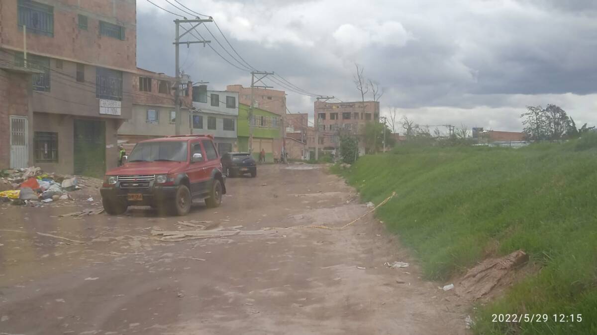 En medio de un hurto le arrebatan la vida a un joven en Bosa Una tragedia sacudió la madrugada de ayer el vecindario San Bernardino, localidad de Bosa, donde un joven perdió la vida de manera agreste a causa de un cruel robo del que fue víctima junto a sus amigos. El muchacho logró llegar a un hospital, pero el disparo le había comprometido la cabeza y murió al instante.