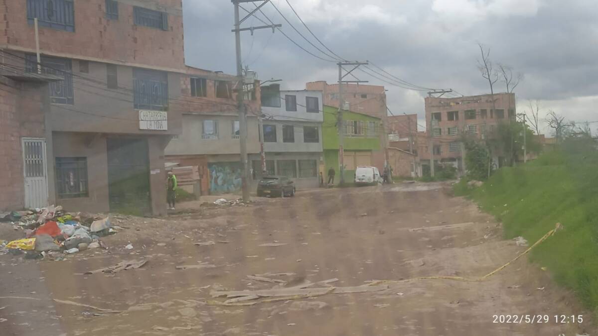 En medio de un hurto le arrebatan la vida a un joven en Bosa 1 En medio de un hurto le arrebatan la vida a un joven en Bosa Una tragedia sacudió la madrugada de ayer el vecindario San Bernardino, localidad de Bosa, donde un joven perdió la vida de manera agreste a causa de un cruel robo del que fue víctima junto a sus amigos. El muchacho logró llegar a un hospital, pero el disparo le había comprometido la cabeza y murió al instante.