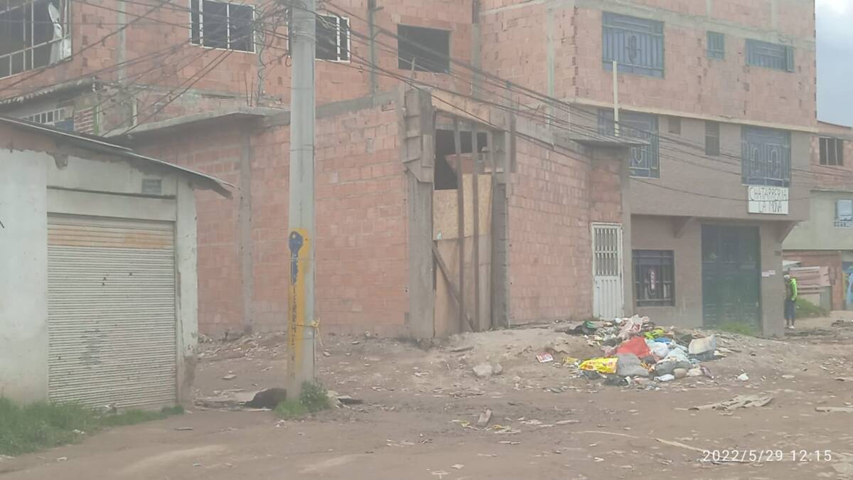 En medio de un hurto le arrebatan la vida a un joven en Bosa Una tragedia sacudió la madrugada de ayer el vecindario San Bernardino, localidad de Bosa, donde un joven perdió la vida de manera agreste a causa de un cruel robo del que fue víctima junto a sus amigos. El muchacho logró llegar a un hospital, pero el disparo le había comprometido la cabeza y murió al instante.