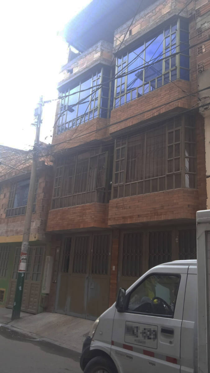 Atroz feminicidio de Laura a manos de su pareja en Bosa 1 Atroz feminicidio de Laura a manos de su pareja en Bosa La joven y sus allegados habían llegado del Tolima hacía muchos años. Miraban la ventana azul donde vivía la pareja, a la espera del hermano del feminicida y reconstruyendo en sus cabezas aquella tarde del domingo, cuando supieron de la tragedia. convertir en la nueva víctima de un atroz feminicidio en la tarde del Día de la Madre.