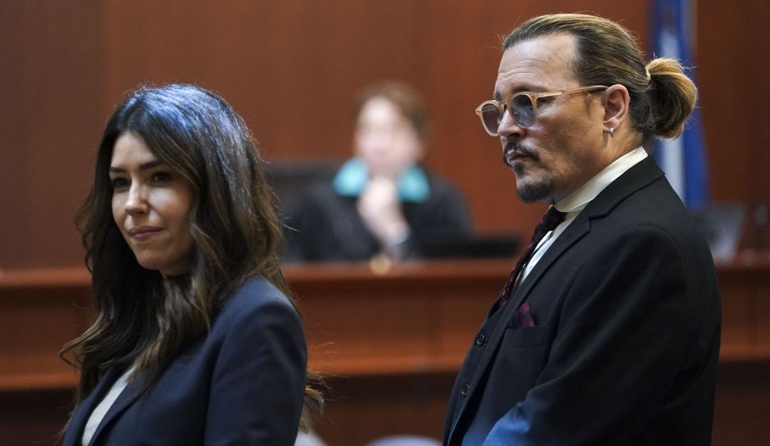 La abogada colombiana de Johnny Depp que se ha robado aplausos Si embargo, hay una mujer que se ha ganado el corazón de los seguidores de Depp. Se trata de una de sus abogadas, Camille Vásquez, colombiana y quien en varias ocasiones ha dejado contra las cuerdas a Heard.