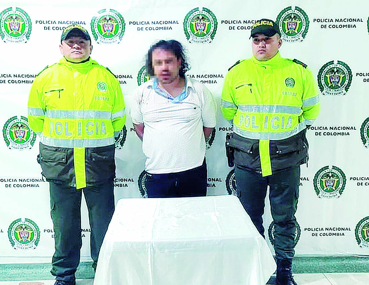 Los estremecedores detalles del crimen que cometió un hombre contra su mamá y su abuela 10 Los estremecedores detalles del crimen que cometió un hombre contra su mamá y su abuela Un espantoso crimen sacudió las fibras de la ciudadanía ayer, al saberse del hombre que asesinó, a sangre fría, a su madre y abuela en horas de la noche del miércoles. Todo ocurrió momentos después de que el sujeto hubiese escapado de un centro de rehabilitación, donde se encontraba hacía 14 meses en tratamiento por un presunto tema de drogas. Q’HUBO conoció cómo ocurrió este doble homicidio. Los detalles son inquietantes.