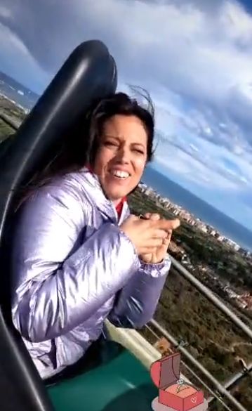 Extrema propuesta de matrimonio en las alturas Si existiera un premio a las personas que hayan hecho la pedida de mano más innovadora, sin dudarlo, este joven ganaría. Resulta que, en medio de un parque de atracciones, justo en la cima de una montaña rusa un joven pidió la mano de su novia en matrimonio.