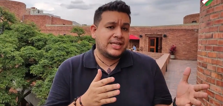 Capturan a docente señalado de acosar sexualmente a varias estudiantes 1 Capturan a docente señalado de acosar sexualmente a varias estudiantes Este domingo capturaron en Cali a un docente del Instituto Departamental de Bellas Artes señalado de acosar sexualmente a varias estudiantes.