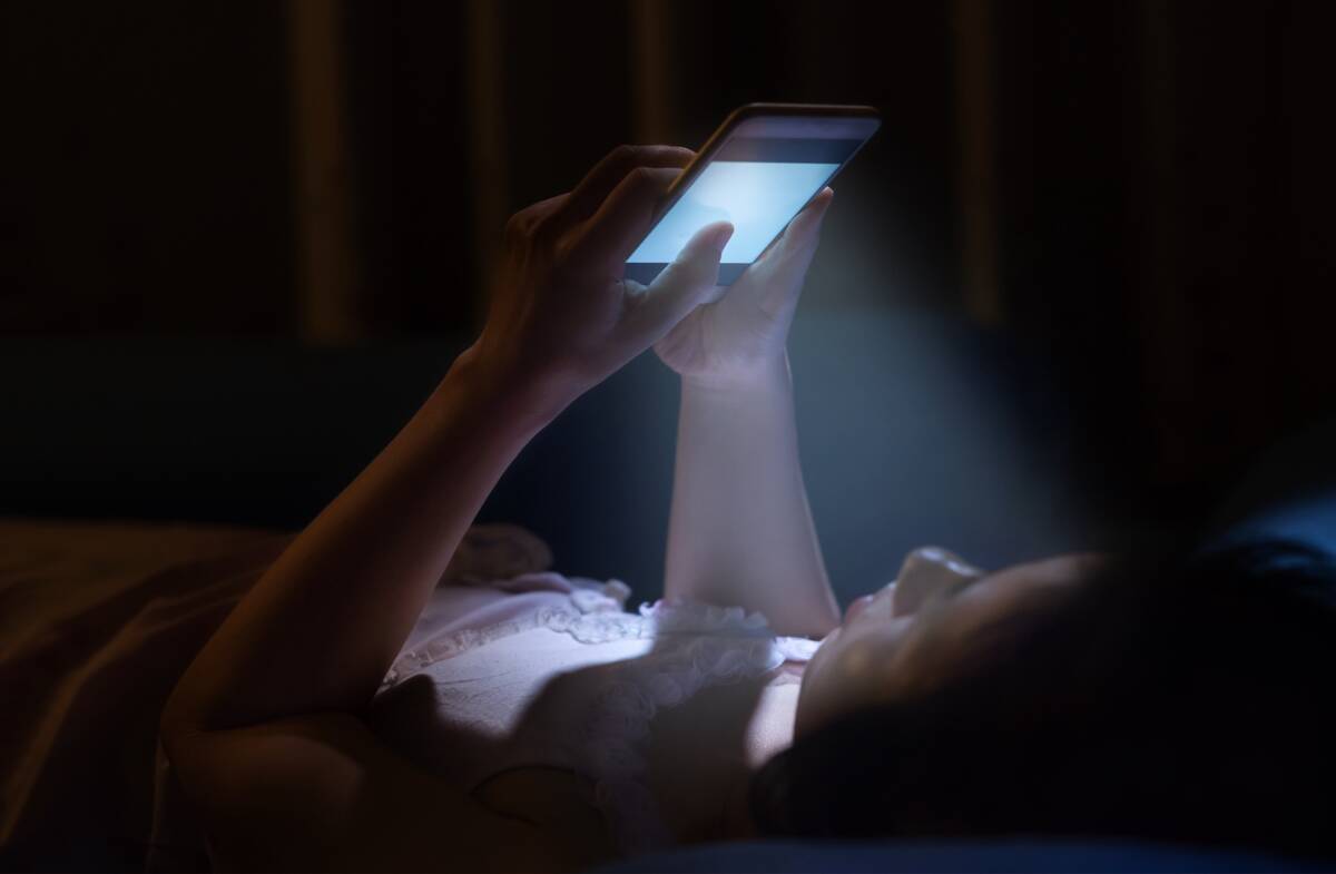 Los celulares y el Wi-Fi ‘envenenan’ al cerebro 1 Los celulares y el Wi-Fi ‘envenenan’ al cerebro De acuerdo con el estudio, si bien la presencia de calcio en las neuronas es normal y ayudan al funcionamiento y la comunicación eléctrica del cerebro, las altas concentraciones de este elemento se convierte en un ‘veneno’, el cual genera un fenómeno llamado estrés oxidativo e inflamación (muerte de las células).