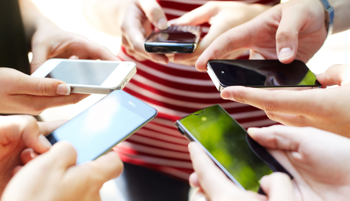 Los celulares y el Wi-Fi ‘envenenan’ al cerebro 3 Los celulares y el Wi-Fi ‘envenenan’ al cerebro De acuerdo con el estudio, si bien la presencia de calcio en las neuronas es normal y ayudan al funcionamiento y la comunicación eléctrica del cerebro, las altas concentraciones de este elemento se convierte en un ‘veneno’, el cual genera un fenómeno llamado estrés oxidativo e inflamación (muerte de las células).