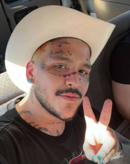 Vidente asegura que a Nodal y a su familia les hicieron brujería 6 Vidente asegura que a Nodal y a su familia les hicieron brujería La experta dijo que el cantante mexicano Cristhian Nodal son víctimas de un poderoso trabajo de brujería que los tiene demasiado afectados.