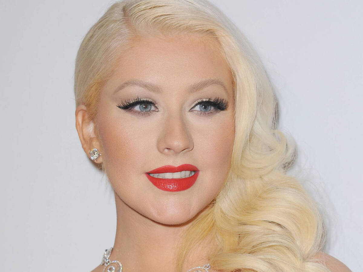 Christina Aguilera se lanza con ranchera y hace homenaje a Vicente Fernández Christina Aguilera sorprendió este lunes con el lanzamiento del video oficial de 'La Reina', una canción que se desprende su álbum 'La Fuerza', su segundo trabajo en español y que corresponde a una ranchera clásica conocida como 'El Rey'.