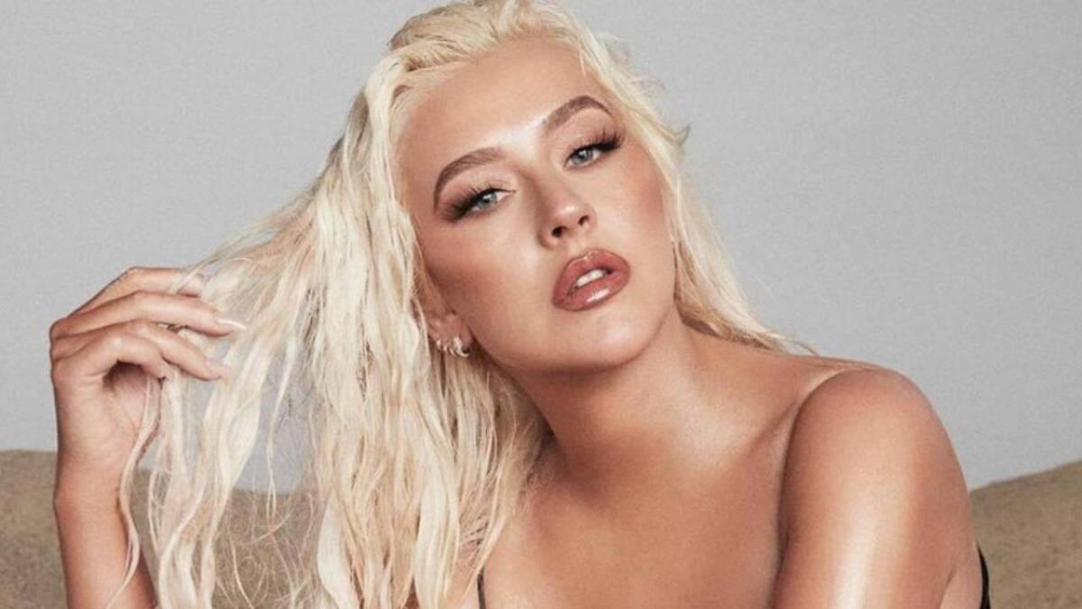 Christina Aguilera se lanza con ranchera y hace homenaje a Vicente Fernández Christina Aguilera sorprendió este lunes con el lanzamiento del video oficial de 'La Reina', una canción que se desprende su álbum 'La Fuerza', su segundo trabajo en español y que corresponde a una ranchera clásica conocida como 'El Rey'.