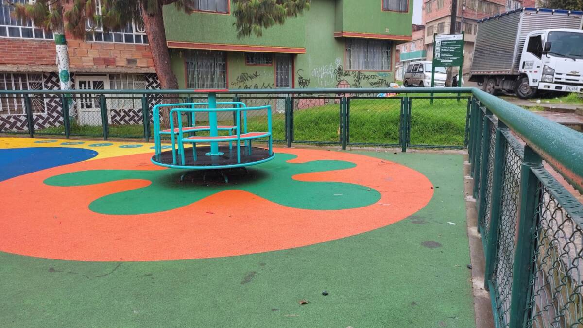 Por una plata mataron a Duván en Ciudad Bolívar Entre otros detalles aportados por la testigo de esta intolerancia a puñal figura que, al parecer, la riña habría iniciado por un tema de plata, por una deuda entre los dos implicados.Sobre el paradero del responsable de quitarle la vida a Molina, se sabe que está siendo buscado por los alrededores y los barrios que frecuentaba.