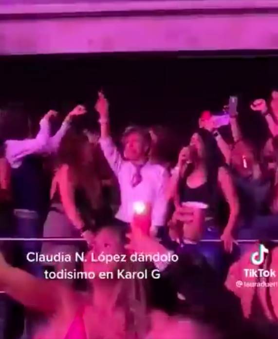 En Video: La alcaldesa tiró paso en el concierto de Karol G 1 En Video: La alcaldesa tiró paso en el concierto de Karol G Karol G ha conquistado diferentes escenarios a nivel nacional e internacional, por lo que su concierto era uno de los más esperados en la capital, tanto así que hasta la alcaldesa Claudia López no se perdió el show y asistió al Movistar Arena para tirarse unos pasos.
