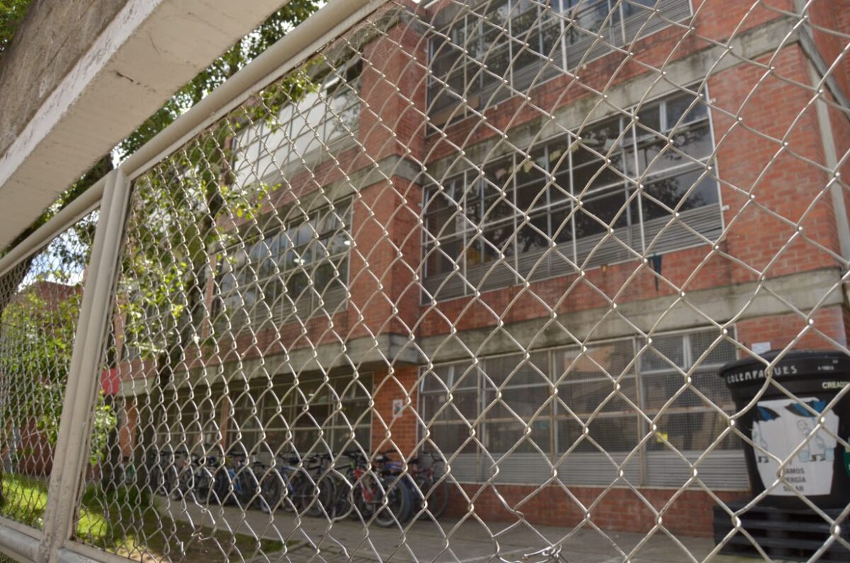 Secretaría de Educación rechazó muerte de estudiante en Suba 2 Secretaría de Educación rechazó muerte de estudiante en Suba Tras conocerse el infame homicidio de un estudiante de 17 años a las afueras del colegio Álvaro Gómez Hurtado, en la localidad de Suba, la Secretaría de Educación se pronunció la mañana de este miércoles y rechazó el crimen.