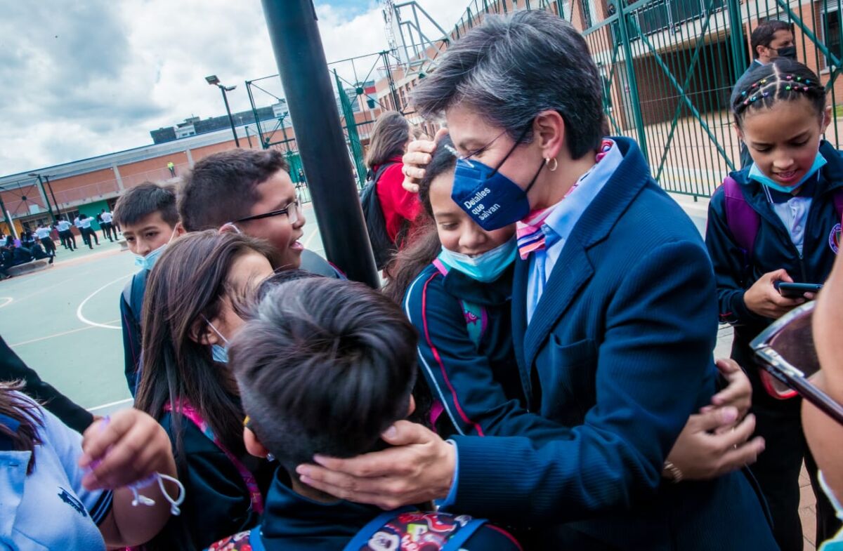 Inauguran colegio en Tunjuelito que beneficiará a 1.800 estudiantes 1 Inauguran colegio en Tunjuelito que beneficiará a 1.800 estudiantes La mañana de este lunes se realizó la inauguración del colegio Rafael Uribe Uribe en la localidad de Tunjuelito en el que estudiarán cerca de 1.800 menores que residen en este sector.