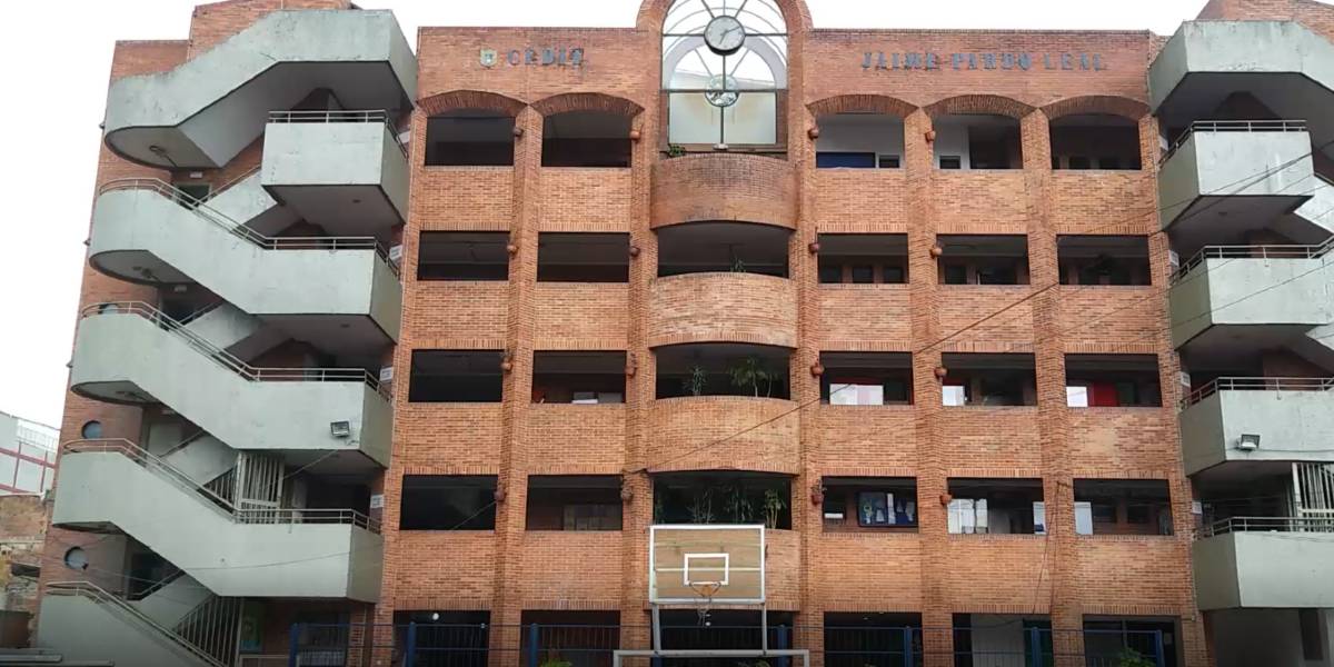 Secretaría de Educación se pronunció sobre el caso de la menor presuntamente abusada en un colegio 1 Secretaría de Educación se pronunció sobre el caso de la menor presuntamente abusada en un colegio Tras conocerse la denuncia de un presunto abuso a una menor de 13 años dentro en el colegio Jaime Pardo Leal en la localidad de Antonio Nariño, por parte de unos compañeros, la Secretaría de Educación se pronunció sobre estos hechos.