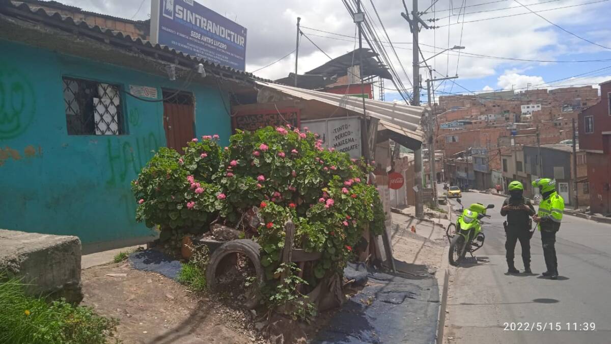 Balean a una pareja en Ciudad Bolívar 1 Balean a una pareja en Ciudad Bolívar Tres impactos de bala sobresalen de la metálica puerta roja de la entrada de un pequeño, pero reconocido sindicato nocturno del barrio Divino Niño (Ciudad Bolívar). A las afueras un reguero de vidrios de botellas de cerveza daban cuenta de la agreste riña y ataque a bala que se vivió dentro del local de consumo de licor.