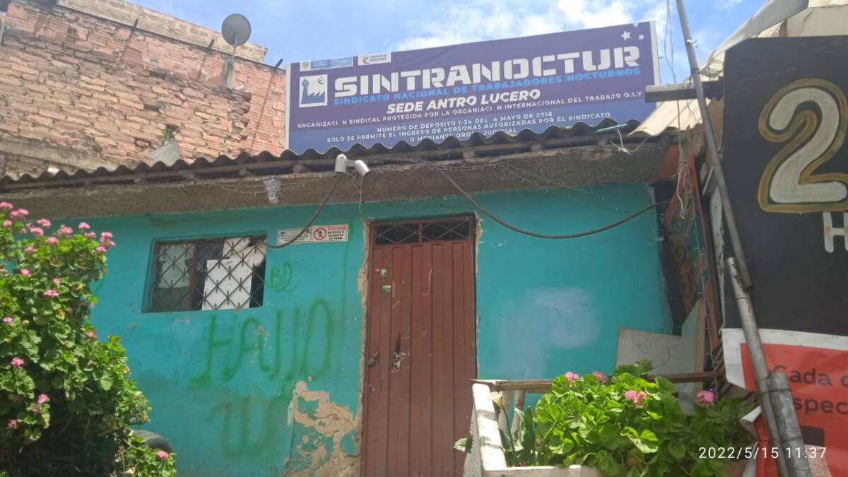 Balean a una pareja en Ciudad Bolívar Tres impactos de bala sobresalen de la metálica puerta roja de la entrada de un pequeño, pero reconocido sindicato nocturno del barrio Divino Niño (Ciudad Bolívar). A las afueras un reguero de vidrios de botellas de cerveza daban cuenta de la agreste riña y ataque a bala que se vivió dentro del local de consumo de licor.