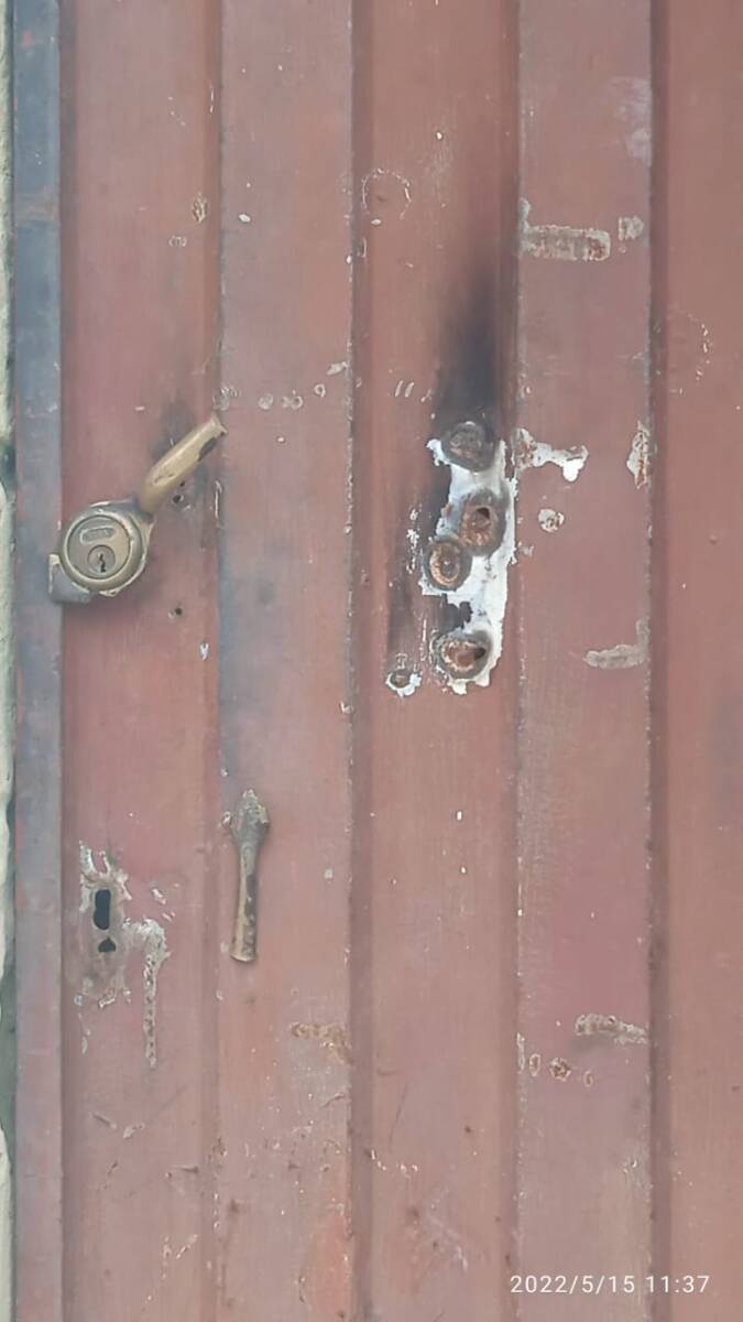 Balean a una pareja en Ciudad Bolívar Tres impactos de bala sobresalen de la metálica puerta roja de la entrada de un pequeño, pero reconocido sindicato nocturno del barrio Divino Niño (Ciudad Bolívar). A las afueras un reguero de vidrios de botellas de cerveza daban cuenta de la agreste riña y ataque a bala que se vivió dentro del local de consumo de licor.