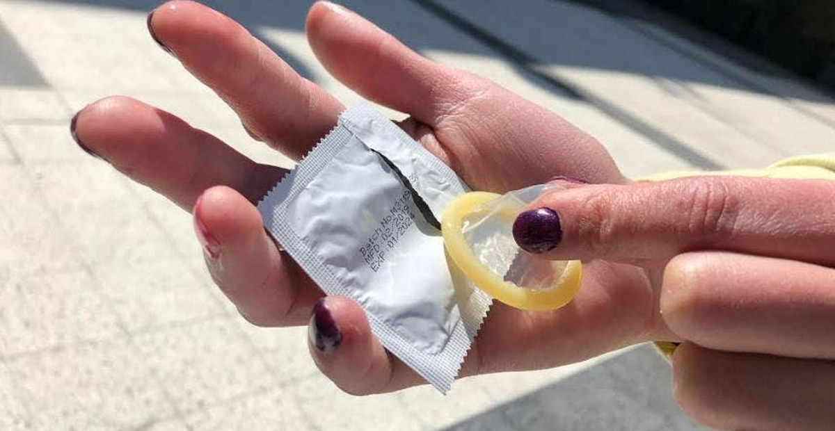 Mujer perforó los condones de su 'amigo con derechos' y ahora irá a la cárcel Una mujer en Alemania, desesperada por quedar embarazada de su 'amigo con derechos' y tener una relación en él, tomó la decisión de perforar el paquete de condones que iban a usar. Sin embargo, su plan no le salió nada bien.