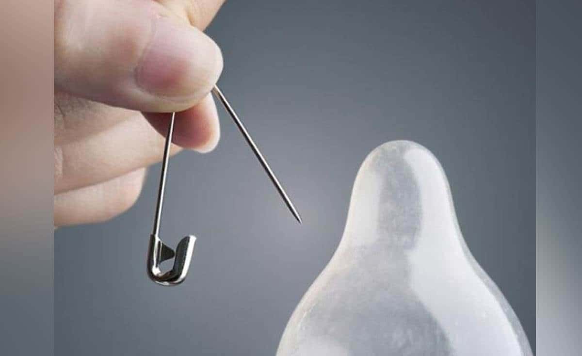 Mujer perforó los condones de su 'amigo con derechos' y ahora irá a la cárcel 1 Mujer perforó los condones de su 'amigo con derechos' y ahora irá a la cárcel Una mujer en Alemania, desesperada por quedar embarazada de su 'amigo con derechos' y tener una relación en él, tomó la decisión de perforar el paquete de condones que iban a usar. Sin embargo, su plan no le salió nada bien.