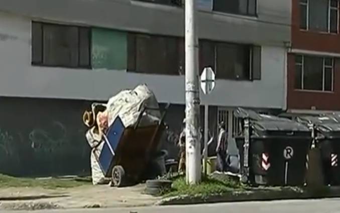 En Kennedy pillos usan contenedores de basura para esconderse Habitantes del barrio Roma, en la localidad de Kennedy, denuncian que los delincuentes están usando contenedores de basura como guarida, pues se esconden allí para atracar a los transeúntes.
