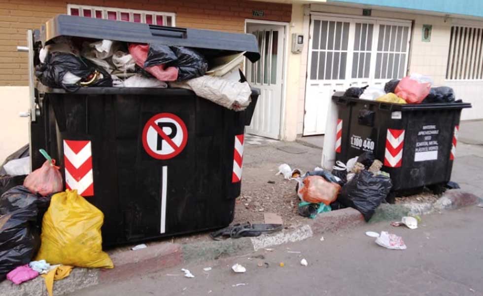 En Kennedy pillos usan contenedores de basura para esconderse 3 En Kennedy pillos usan contenedores de basura para esconderse Habitantes del barrio Roma, en la localidad de Kennedy, denuncian que los delincuentes están usando contenedores de basura como guarida, pues se esconden allí para atracar a los transeúntes.