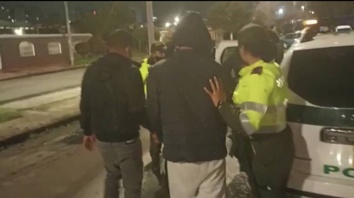Pillan a cuatro bandidos que transportaban droga en carro hurtado En la localidad de Suba, las autoridades capturaron a cuatro bandidos que se movilizaban en un carro robado por el sector de Tierra Linda.
