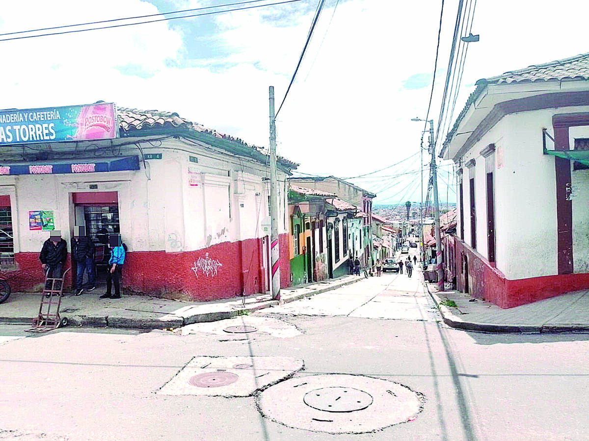 Balean a 'gota gota' en Las Cruces Sobre las 6 de la tarde del lunes, mientras el sol caía, el CAI de Las Cruces, en pleno centro de la ciudad, recibió el reporte de un homicidio con arma de fuego en la Calle 2B con Carrera 4, en el barrio del mismo nombre en la localidad de Santa Fe.