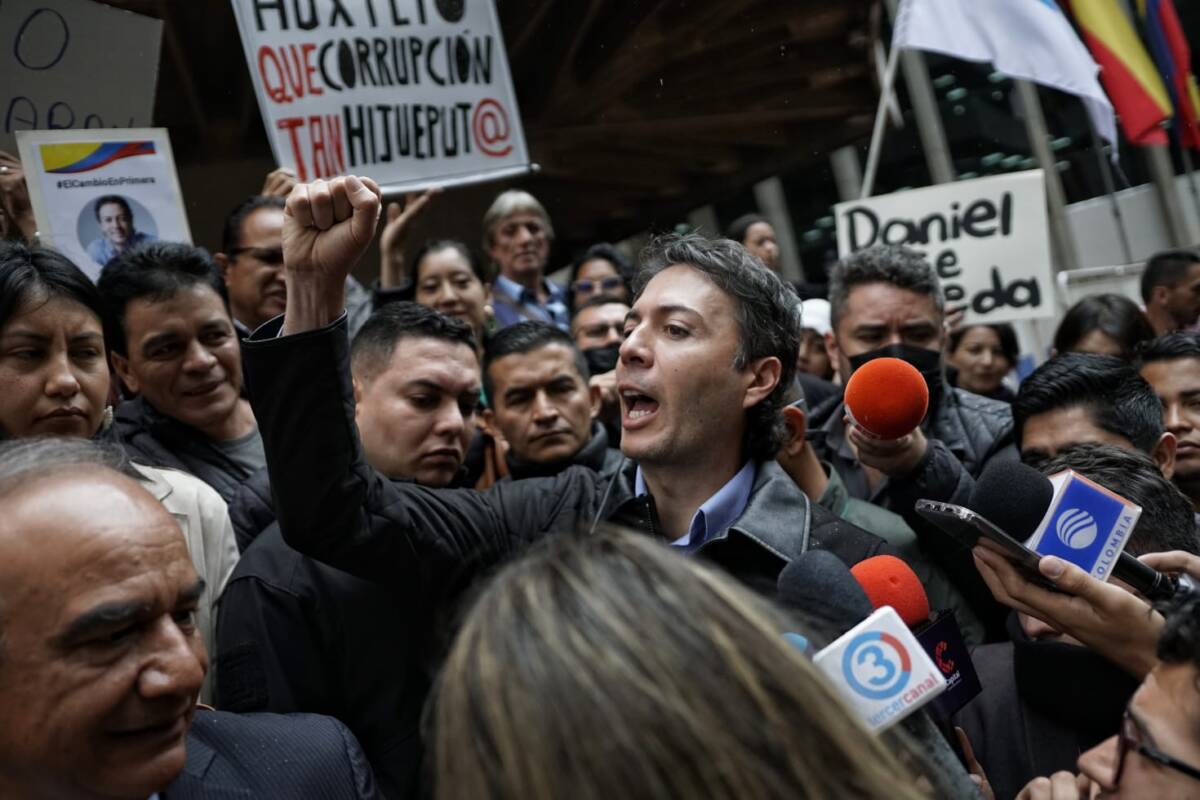 Protestas en la Procuraduría de Bogotá por la suspensión del alcalde Daniel Quintero La suspensión del alcalde de Medellín, Daniel Quintero, por parte de la Procuraduría por su presunta participación política durante esta campaña presidencial, luego de que publicara en su cuenta de Twitter un video de cinco segundos diciendo "El cambio en primera", ha causado revuelo también en la capital del país.