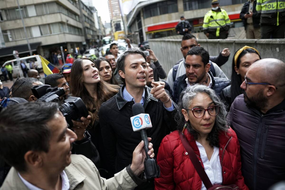 Admiten tutela que busca 'tumbar' suspensión de Daniel Quintero 1 Admiten tutela que busca 'tumbar' suspensión de Daniel Quintero Luego de que el alcalde de Medellín, Daniel Quintero, fuera suspendido por la Procuraduría mientras se adelanta una investigación en su contra por participación en política, el equipo jurídico del mandatario pidió medidas cautelares para retornar a las funciones de su cargo. Este viernes se conoció que su solicitud fue negada por el Consejo de Estado.