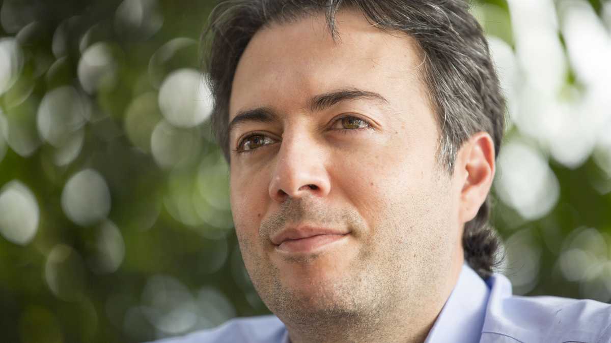 Suspenden de su cargo al alcalde Daniel Quintero 2 Suspenden de su cargo al alcalde Daniel Quintero Tras un anuncio de la Procuraduría General de la Nación, en cabeza de Margarita Cabello Blanco, la procuradora suspendió temporalmente al alcalde de Medellín, Daniel Quintero. Además de la suspensión de su cargo, realizó la apertura de una investigación disciplinaria por su presunta participación política.
