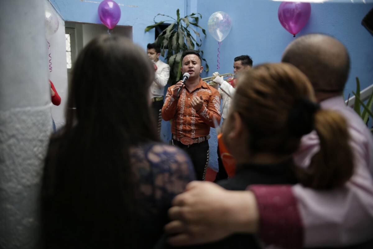 Calmaditos, así pide la Secretaría Distrital de Salud celebrar el día de la madre Teniendo en cuenta que durante el fin de semana del Día de las Madres históricamente se presenta un incremento de casos de violencia intrafamiliar, la Secretaría Distrital de Salud de Bogotá hizo un llamado a la convivencia de las familias y a celebrar esta fecha en armonía, evitando todo tipo de violencias.