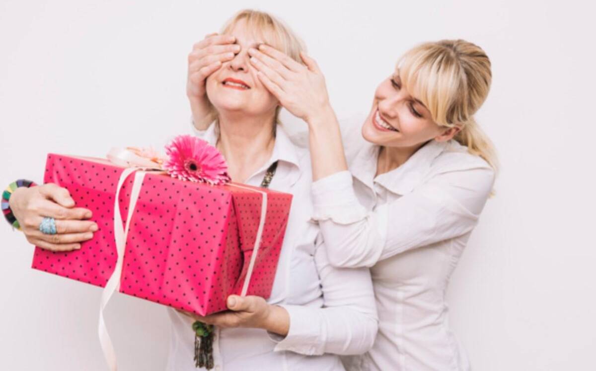 ¿Cuánto se gastan los colombianos en el regalo del Día de la Madre? 6 ¿Cuánto se gastan los colombianos en el regalo del Día de la Madre? Este domingo 8 de mayo, cuando se celebra el Día de la Madre, la mayoría de los colombianos destinarán entre 50 mil y 200 mil pesos para comprar el regalo para la ocasión, según una encuesta realizada por Fenalco.