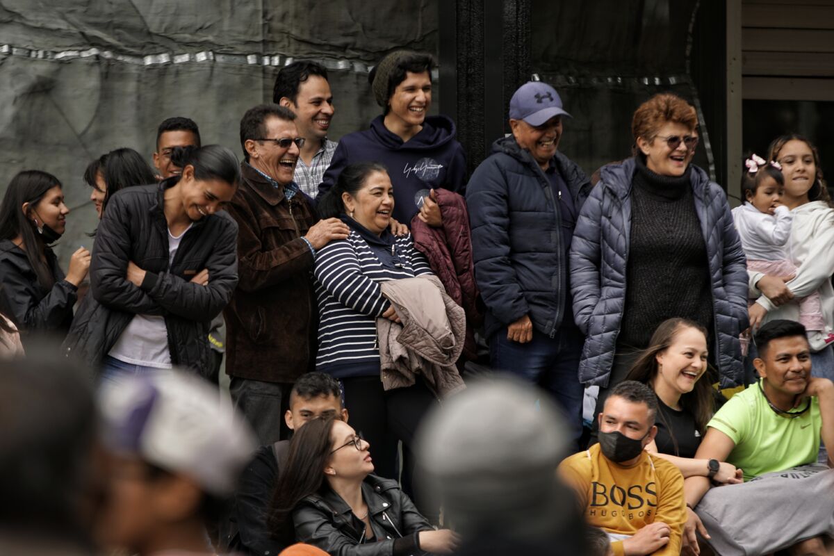 Así avanza el primer día laboral sin tapabocas en la ciudad 1 Así avanza el primer día laboral sin tapabocas en la ciudad El uso del tapabocas dejó de ser obligatorio en los espacios cerrados desde este domingo 1 de mayo y a partir de hoy, los ciudadanos pueden salir sin este elemento en sus rostros para continuar su cotidianidad.