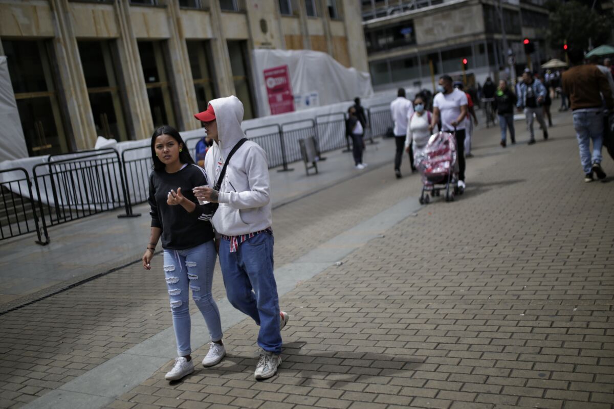 ¿Qué tan propensos son los colombianos a creer y compartir noticias falsas? 2 ¿Qué tan propensos son los colombianos a creer y compartir noticias falsas? Desde su lanzamiento, el 30 de marzo, más de 5.000 colombianos han realizado la encuesta de manera virtual que consta de tests y videos, según señalaron sus creadores.