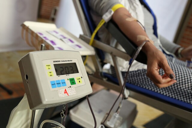 INS y MinSalud deberán modificar normas para no discriminar en donación de sangre 1 INS y MinSalud deberán modificar normas para no discriminar en donación de sangre El Ministerio de Salud y el Instituto Nacional de Salud (INS) tendrán que modificar los requisitos para donar sangre, para eliminar toda referencia que considere la orientación sexual o la identidad de género como grupos o factores de riesgo, determinó la Corte Constitucional.