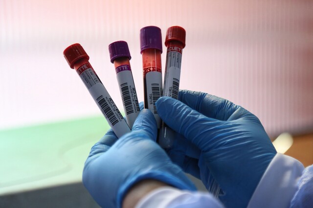 INS y MinSalud deberán modificar normas para no discriminar en donación de sangre 1 INS y MinSalud deberán modificar normas para no discriminar en donación de sangre El Ministerio de Salud y el Instituto Nacional de Salud (INS) tendrán que modificar los requisitos para donar sangre, para eliminar toda referencia que considere la orientación sexual o la identidad de género como grupos o factores de riesgo, determinó la Corte Constitucional.
