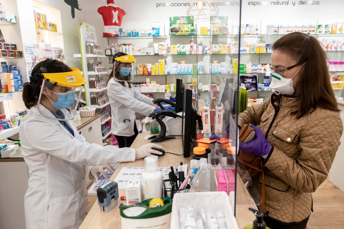 Farmacéuticas se someterán a controles para evitar casos de escopolamina en Bogotá 1 Farmacéuticas se someterán a controles para evitar casos de escopolamina en Bogotá Con un pronunciamiento del secretario de Seguridad, Aníbal Fernández, y un incremento desmesurado de las denuncias de hurto relacionadas con estos fármacos, el funcionario anunció el trabajo que va realizar el distrito en conjunto con las farmacéuticas para endurecer los controles y la venta de estos productos.