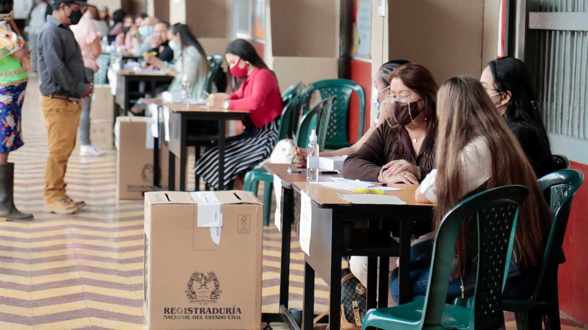 Bogotá ya está preparada para las elecciones presidenciales Bogotá será la ciudad más custodiada del país de cara a las tensas elecciones presidenciales que se llevarán a cabo este domingo 29 de mayo, así lo indicó ayer el ministro del Interior, Daniel Palacios, tras una reunión con el Comité Distrital de Garantías Electorales.