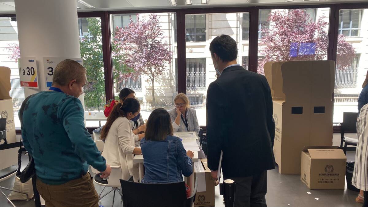 Más de 134.000 colombianos han participado en las elecciones en el exterior 1 Más de 134.000 colombianos han participado en las elecciones en el exterior Lea también: Defensoría del Pueblo desplegará operativo con 3.000 funcionarios en elecciones