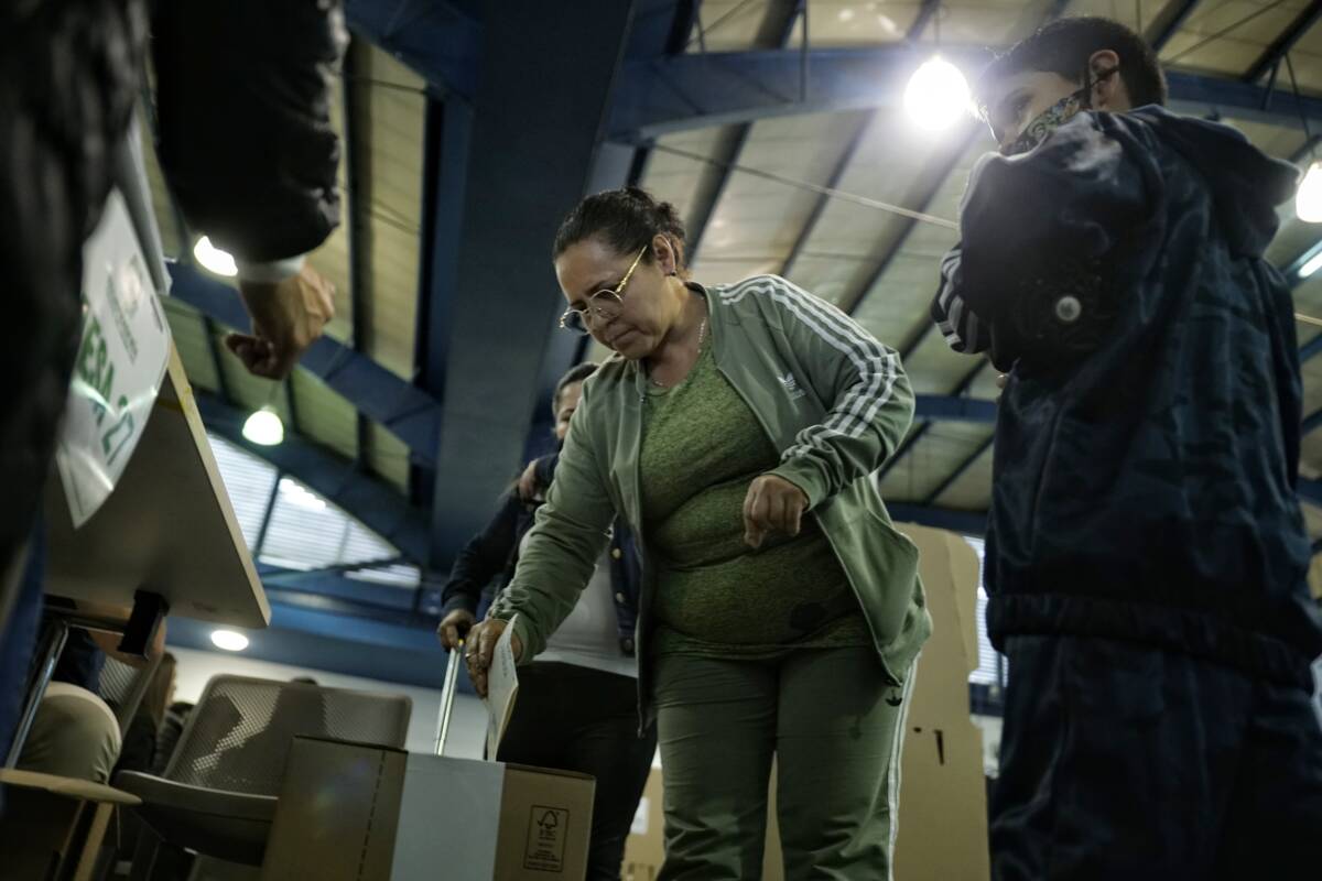 ¡Ojo! Así puede saber en dónde tiene que votar el domingo 1 ¡Ojo! Así puede saber en dónde tiene que votar el domingo Los electores que vayan a participar en la segunda vuelta presidencial del domingo, deberán votar en donde lo hicieron el 29 de mayo, además en Infovotantes podrán verificar dónde está la mesa que les corresponde.