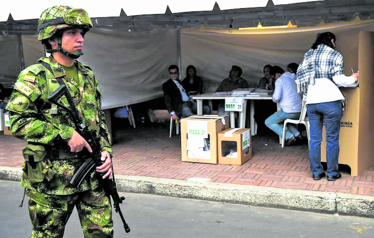 Bogotá ya está preparada para las elecciones presidenciales 1 Bogotá ya está preparada para las elecciones presidenciales Bogotá será la ciudad más custodiada del país de cara a las tensas elecciones presidenciales que se llevarán a cabo este domingo 29 de mayo, así lo indicó ayer el ministro del Interior, Daniel Palacios, tras una reunión con el Comité Distrital de Garantías Electorales.