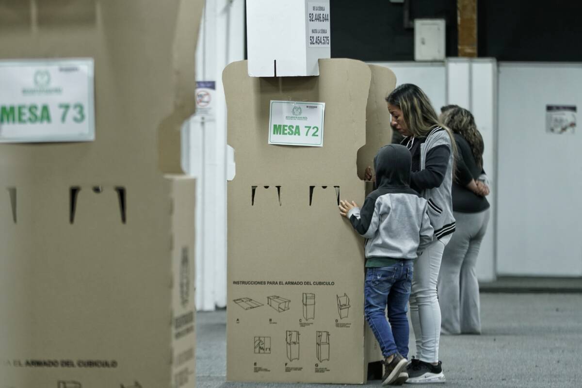 Existen intenciones de realizar actos violentos tras elecciones: Policía 1 Existen intenciones de realizar actos violentos tras elecciones: Policía El director de la Policía, general Jorge Luis Vargas, denunció este martes que existe información de inteligencia sobre pretensiones de algunos grupos de cometer delitos, incitar a la violencia y no reconocer las elecciones.