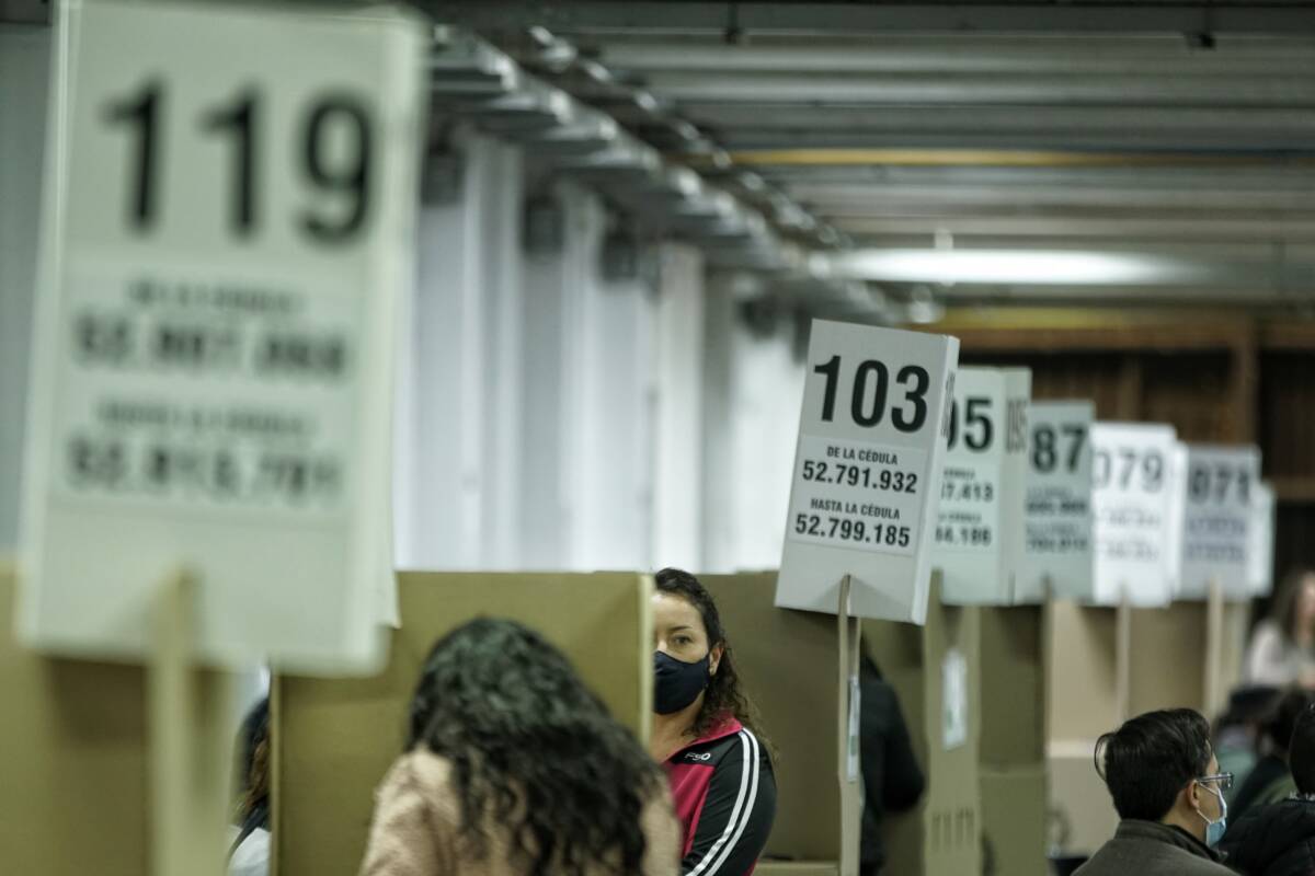 Los ganadores y perdedores de la jornada electoral 1 Los ganadores y perdedores de la jornada electoral *La participación:* Estas elecciones reiteraron una tendencia que ya se venía dando desde la primera vuelta de 2018. En esa ocasión, por primera vez en el siglo, la participación superó la mitad del potencial electoral. Ese año la participación fue del 53% y este año fue superior, por encima del 54%.