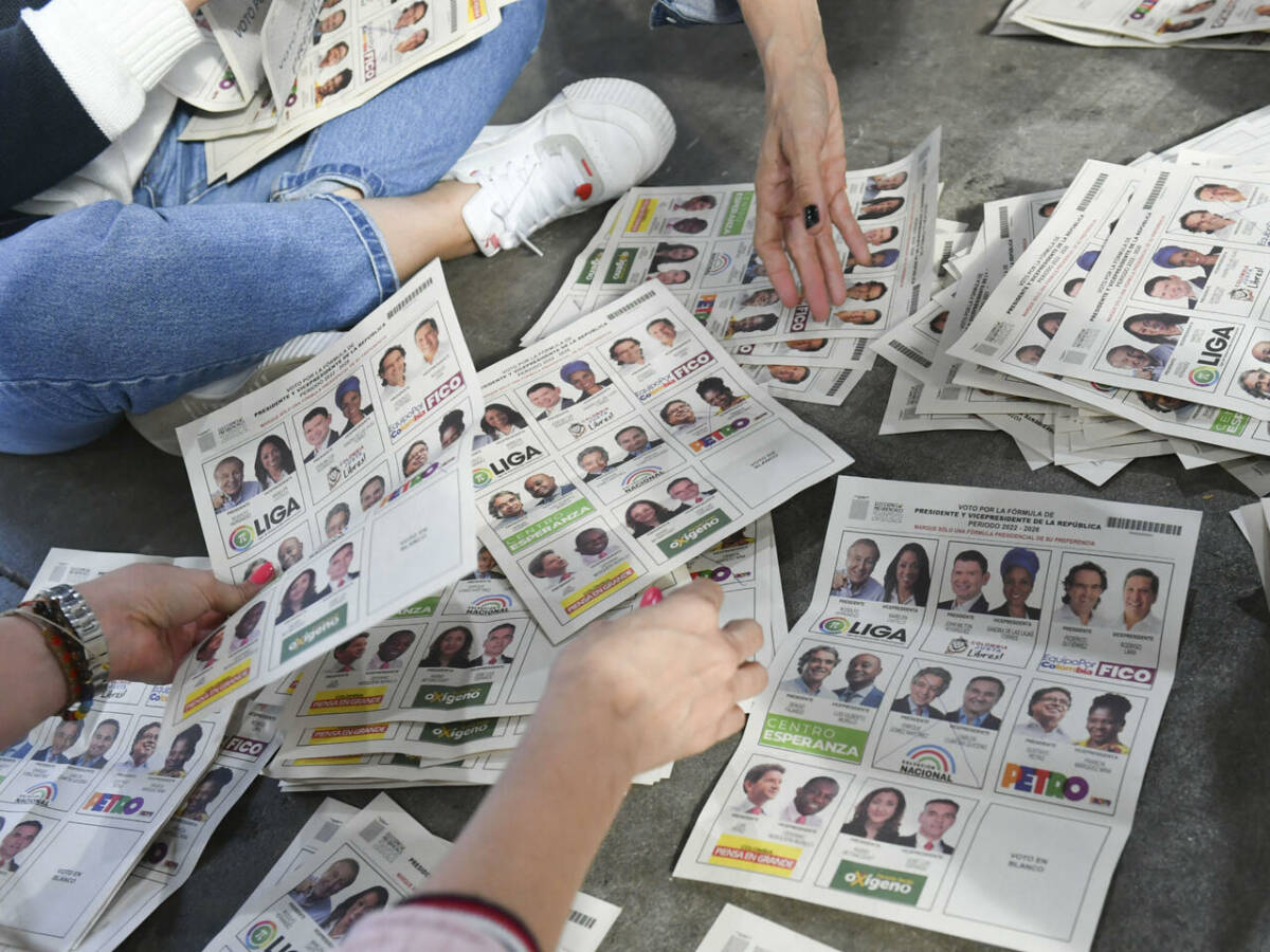 Así pinta el panorama para la segunda vuelta Cómo ha sido tradicional en Colombia los 20 días que faltan para la segunda y definitiva vuelta para saber quién será el presidente de Colombia, serán candentes y de gran expectativa por saber cómo resultará la estrategia electoral tanto a Gustavo Petro y Rodolfo Hernández.