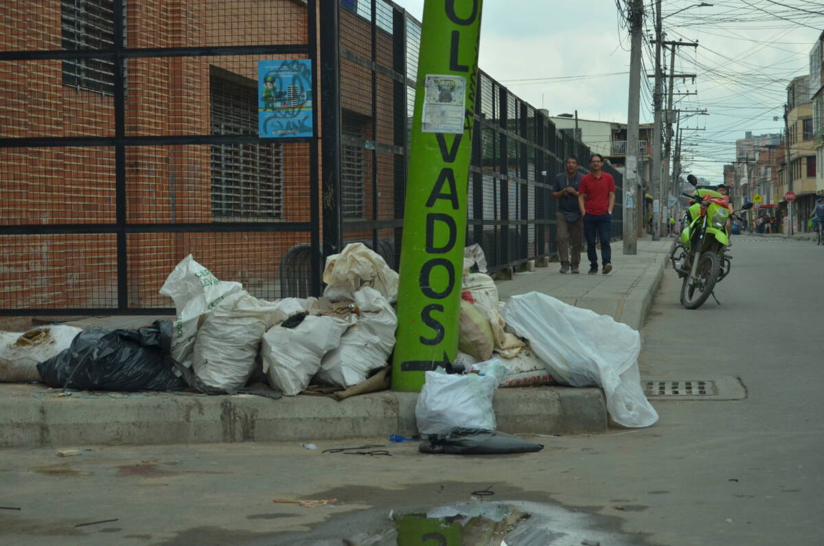 Nuevo caso de embolsado en Bosa 1 Nuevo caso de embolsado en Bosa Siguiendo la racha de tenebrosos hallazgos de cuerpos embolsados en cuatro localidades de Bogotá, ahora el turno le tocó a Bosa. Ayer en la mañana un espeluznante episodio dejó anonadados a los vecinos del barrio Naranjos, quienes fueron testigos del levantamiento de un cadáver que fue abandonado en el rincón de un poste del Colegio Carlos Albán.
