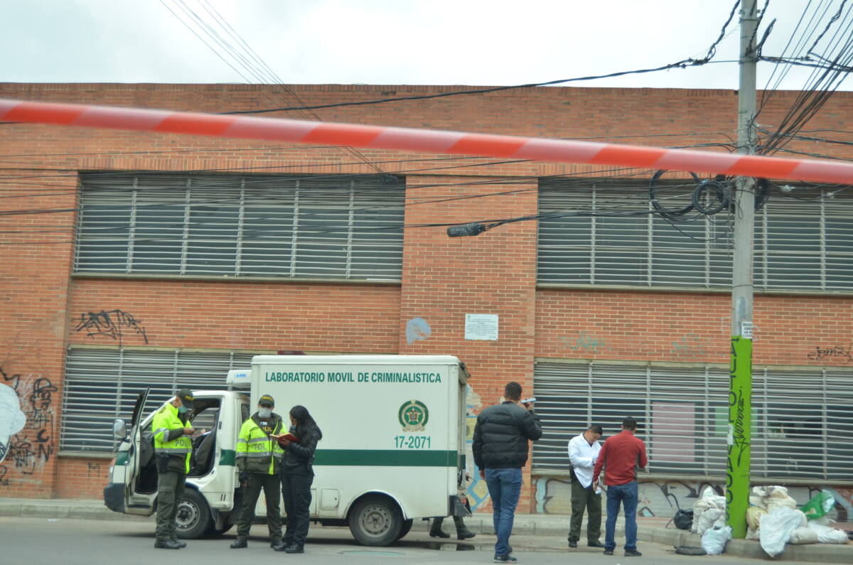 Nuevo caso de embolsado en Bosa 3 Nuevo caso de embolsado en Bosa Siguiendo la racha de tenebrosos hallazgos de cuerpos embolsados en cuatro localidades de Bogotá, ahora el turno le tocó a Bosa. Ayer en la mañana un espeluznante episodio dejó anonadados a los vecinos del barrio Naranjos, quienes fueron testigos del levantamiento de un cadáver que fue abandonado en el rincón de un poste del Colegio Carlos Albán.