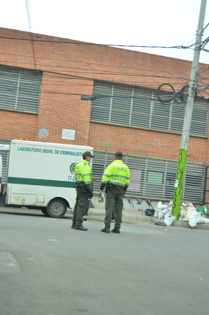 Nuevo caso de embolsado en Bosa 3 Nuevo caso de embolsado en Bosa Siguiendo la racha de tenebrosos hallazgos de cuerpos embolsados en cuatro localidades de Bogotá, ahora el turno le tocó a Bosa. Ayer en la mañana un espeluznante episodio dejó anonadados a los vecinos del barrio Naranjos, quienes fueron testigos del levantamiento de un cadáver que fue abandonado en el rincón de un poste del Colegio Carlos Albán.
