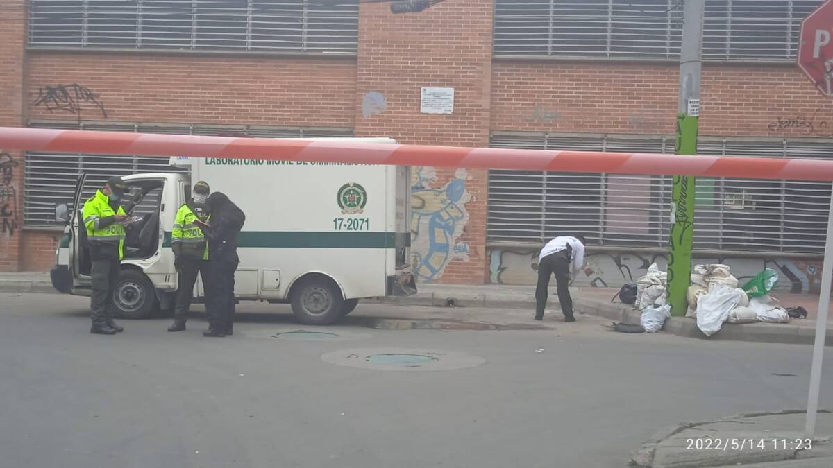 Nuevo caso de embolsado en Bosa 2 Nuevo caso de embolsado en Bosa Siguiendo la racha de tenebrosos hallazgos de cuerpos embolsados en cuatro localidades de Bogotá, ahora el turno le tocó a Bosa. Ayer en la mañana un espeluznante episodio dejó anonadados a los vecinos del barrio Naranjos, quienes fueron testigos del levantamiento de un cadáver que fue abandonado en el rincón de un poste del Colegio Carlos Albán.